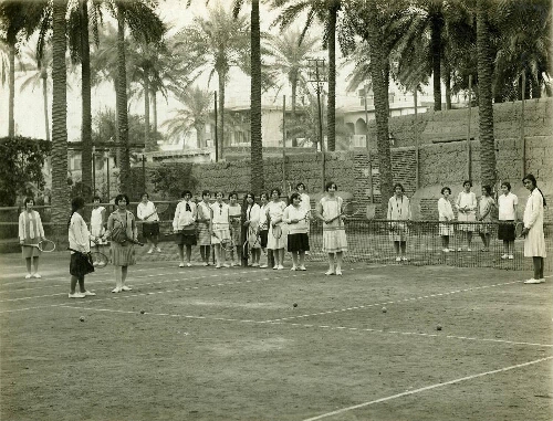 La première classe de l’école Laura Kadoorie jouant au tennis dans la jardin
